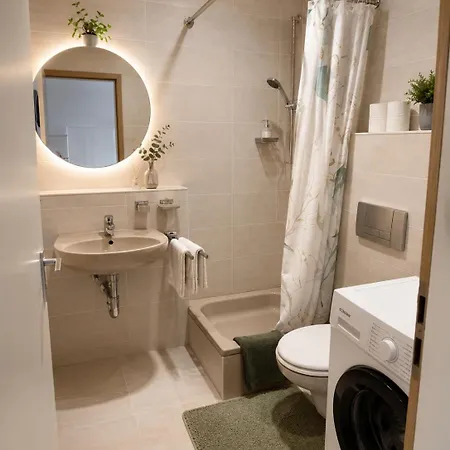 Modern With Balcony, Kitchen & Free Parking
