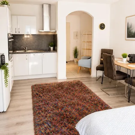 Apartment Modern With Balcony, Kitchen & Free Parking