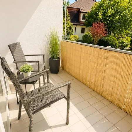 Modern With Balcony, Kitchen & Free Parking Apartment *